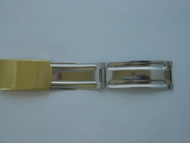 Ein Faltverschluss aus Stahl vergoldet