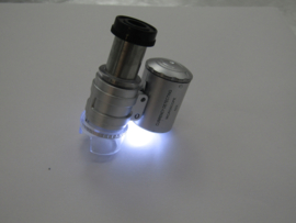 Microscoop loep met verlichting.
