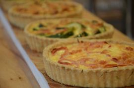 Quiche met rivierkreeftenstaartjes en tomaat