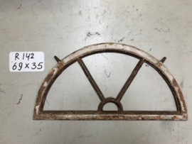 R142 , 69 x 35 cm