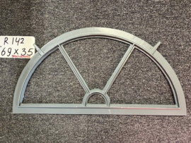 R142 , 69 x 35 cm. Geschopeerd en gegrondverfd