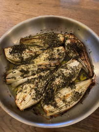 Gebakken Tropea uien uit de oven met verse kruiden