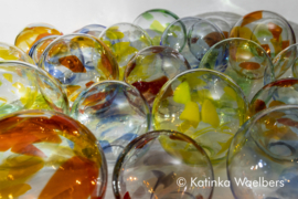 Glaskunst - lichtinstallatie met 25 mondgeblazen glasbollen