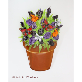Glaskunst: glazen bloemen met vlinders