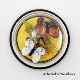 Glaskunst: glazen vlinders op bloem