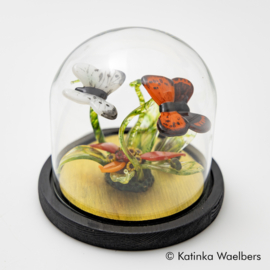 Glaskunst: glazen vlinders op bloem