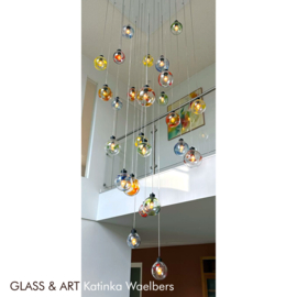 Glaskunst - lichtinstallatie met 25 mondgeblazen glasbollen