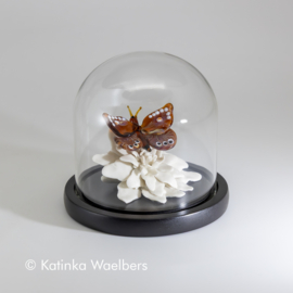 Glaskunst: glazen vlinder op bloem