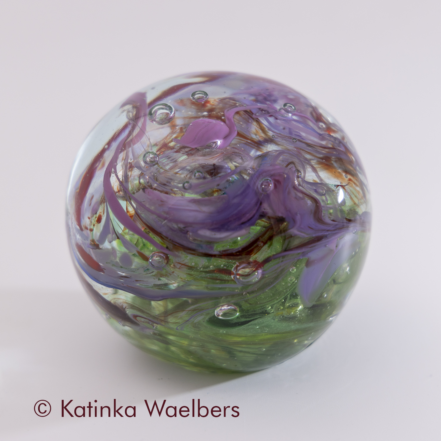 Glazen bol - presse papier: Purple field