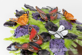 Glaskunst: glazen bloemen met vlinders