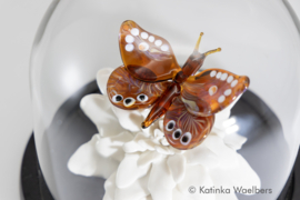 Glaskunst: glazen vlinder op bloem