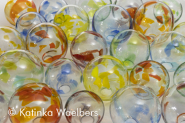 Glaskunst - lichtinstallatie met 25 mondgeblazen glasbollen
