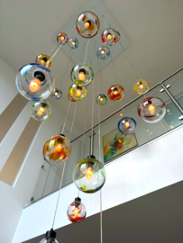 Glaskunst - lichtinstallatie met 25 mondgeblazen glasbollen