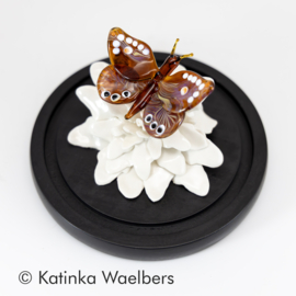 Glaskunst: glazen vlinder op bloem