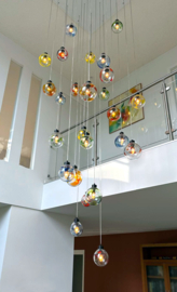Glaskunst - lichtinstallatie met 25 mondgeblazen glasbollen