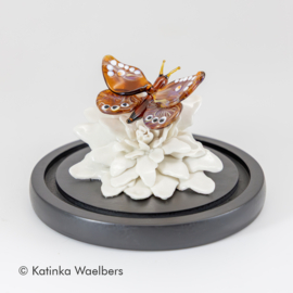 Glaskunst: glazen vlinder op bloem