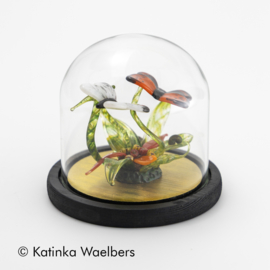Glaskunst: glazen vlinders op bloem