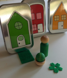 Little Tin House Travel Toy - Houten Popje met huisje Groen