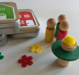 Little Tin House Travel Toy - Houten Popje met huisje Rood