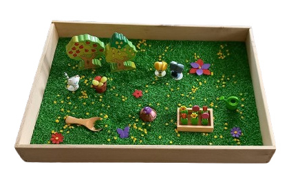 Sensorische speelset met Woezel en Pip, groene vermicelli, bloemen en tuinthema – SB Speelplezier