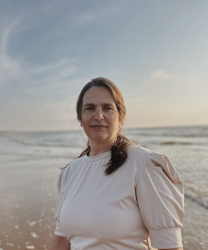 Eigenaar van SB Speelplezier buiten aan picknicktafel – over ons pagina van sensorische speelgoedwebshop