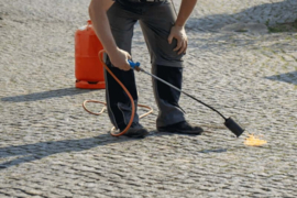 Hoe verwijder je onkruid met een gasbrander?