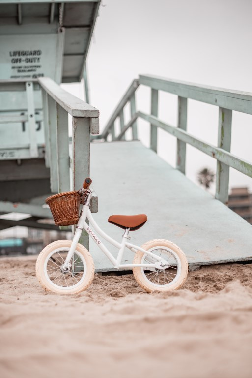 Banwood First Go Girl Balance Loopfiets - Wit | Banwood | Gras onder je  voeten