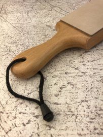 Kagemitsu Stropping wood - saddle leather - with handle 2 sides.