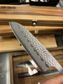 Kagemitsu Minogawa Santoku (universeel mes), Sanmai, Aogami Super, stainless cladding, geslepen, - Los lemmet -