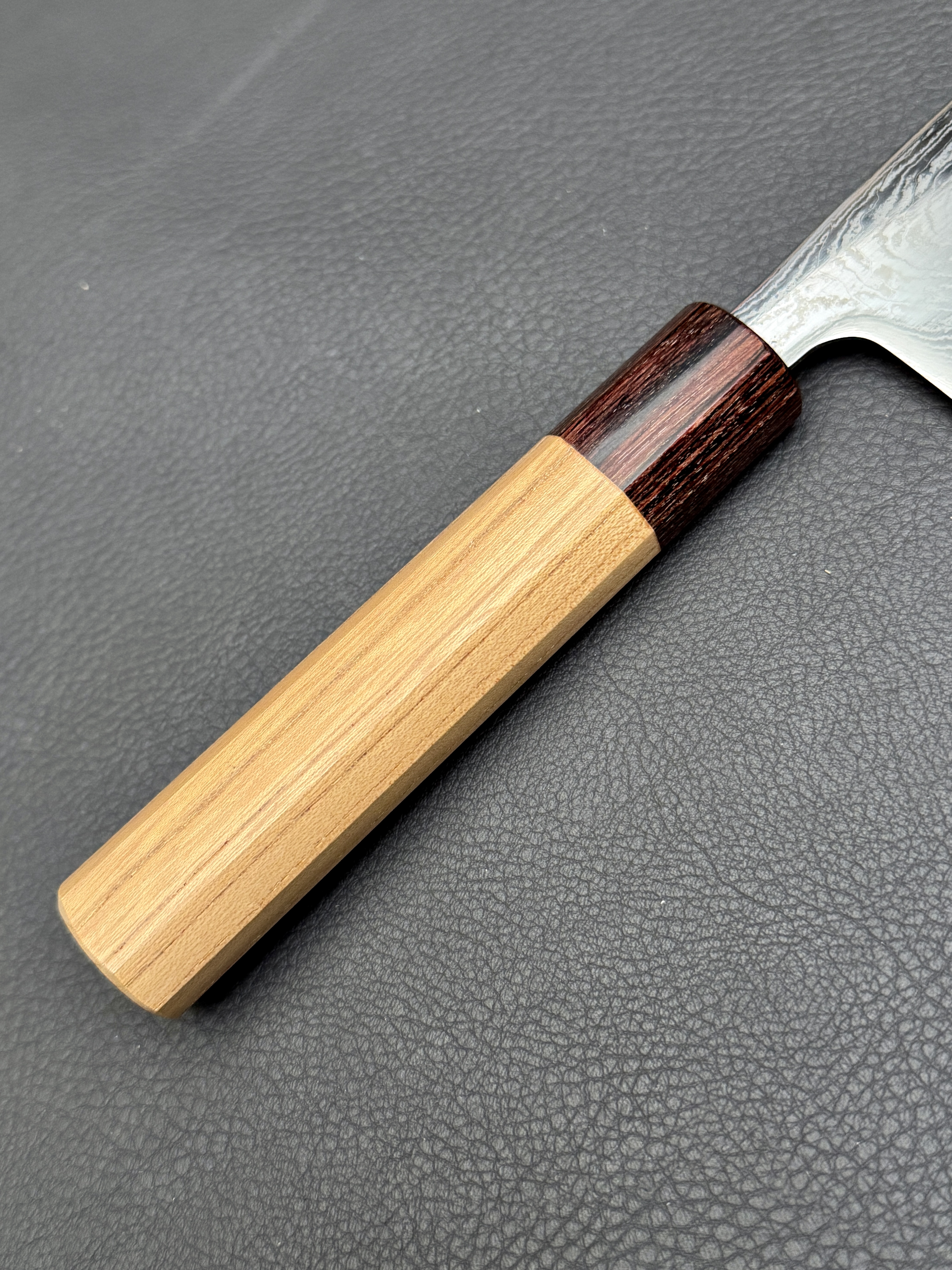 Kagemitsu 竜巻 Tatsumaki, Santoku 165 mm (universeel mes), AUS10 damascus
