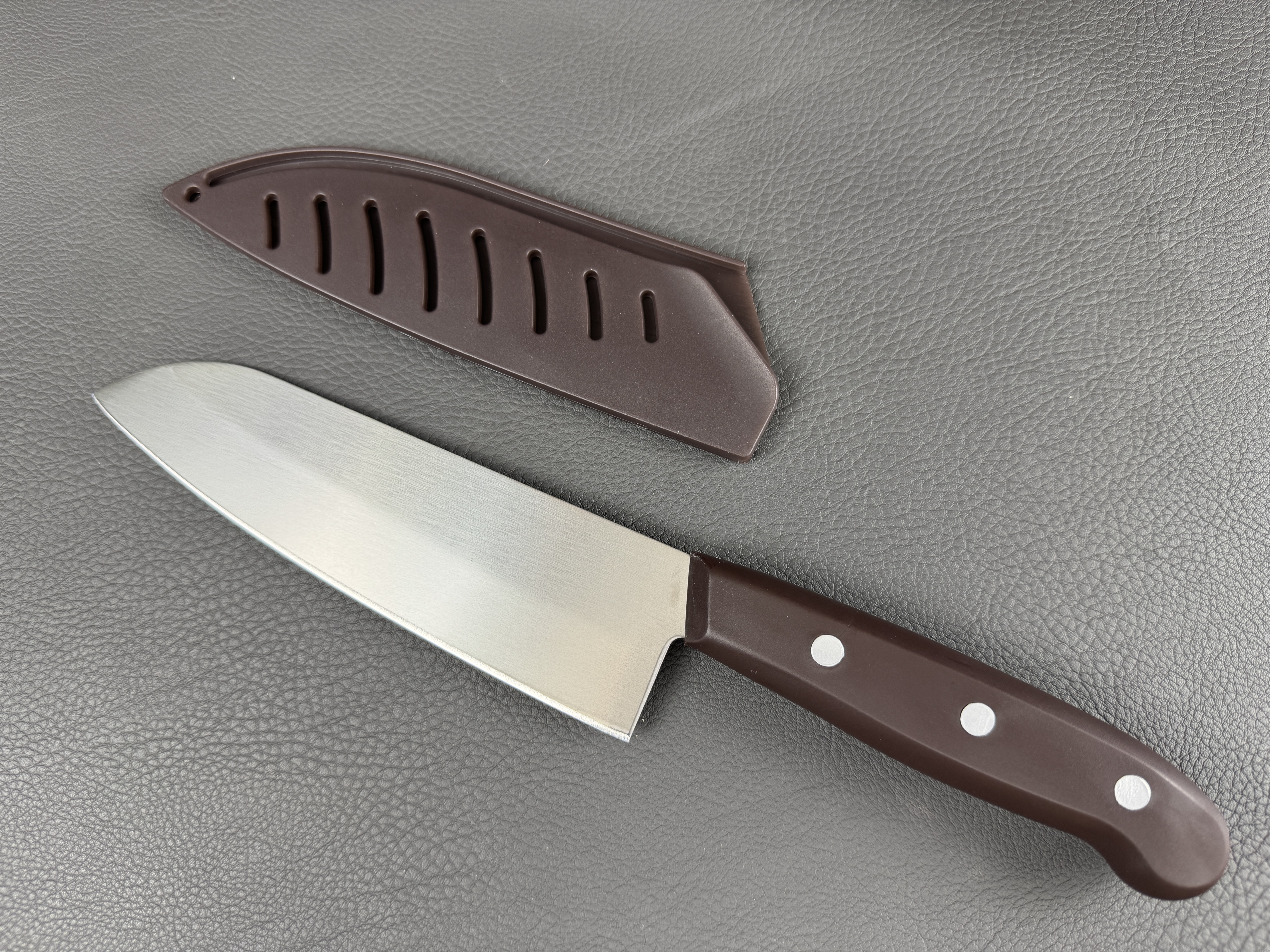 Shimomura Sakurayui Bannou Santoku (universal knife) 165 mm with cover