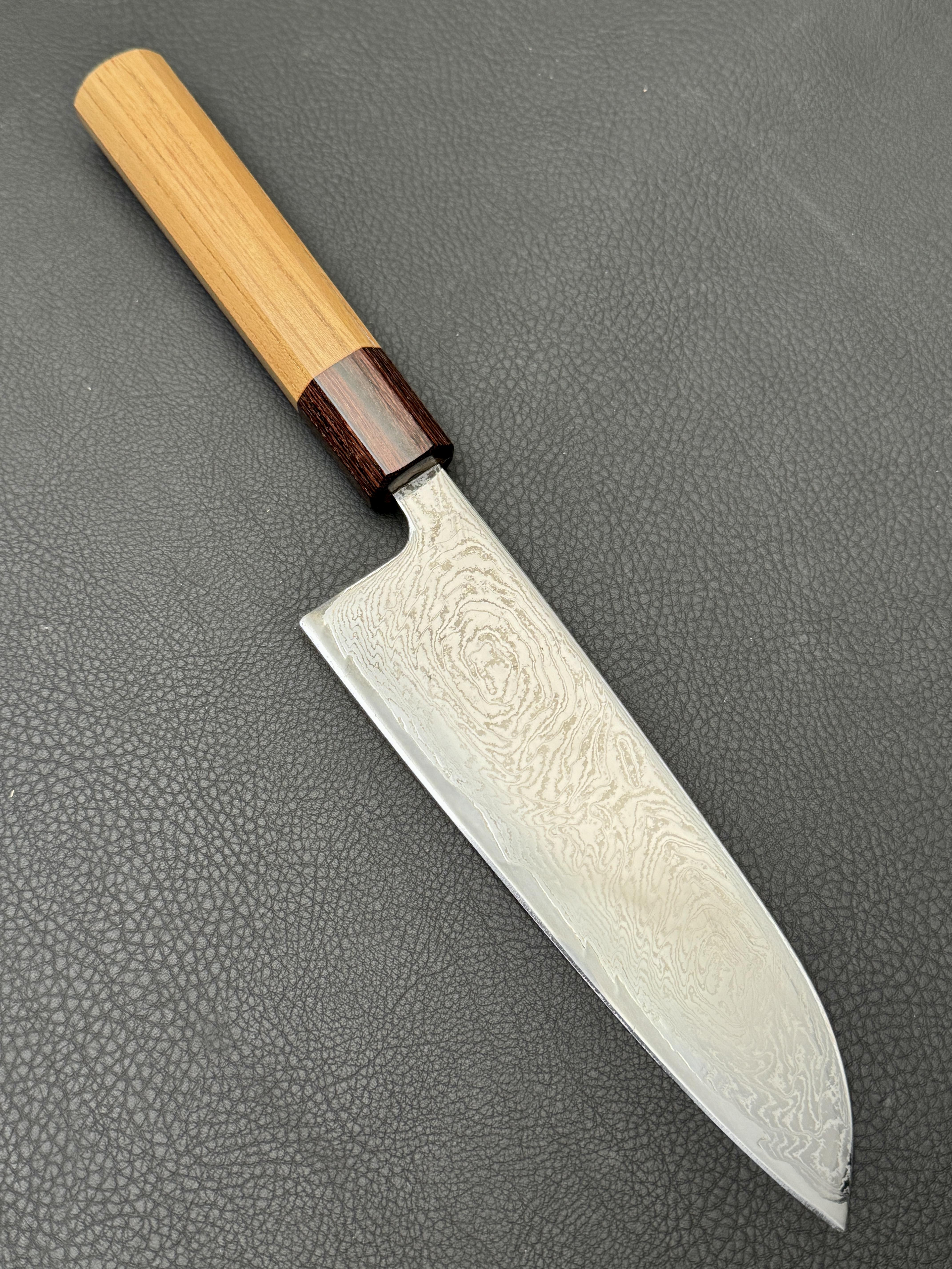 Kagemitsu 竜巻 Tatsumaki, Santoku 165 mm (universeel mes), AUS10 damascus