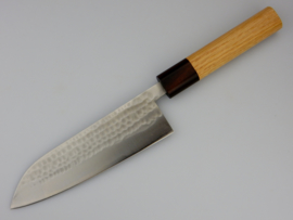 Konosuke V-Gold Tsuchime Santoku (universeel mes), 180 mm, Japans eikenhout + Saya