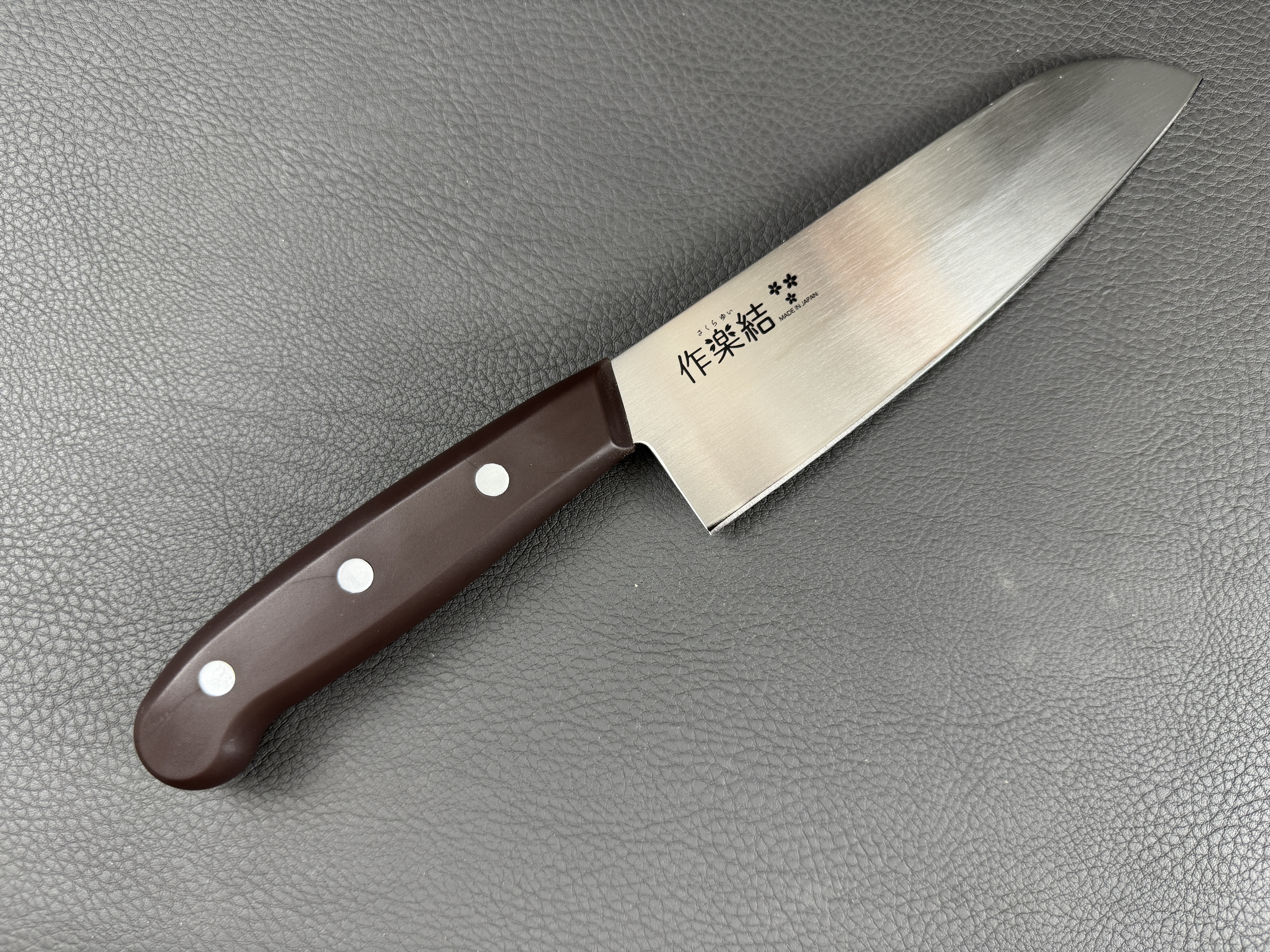 Shimomura Sakurayui Bannou Santoku (universeel mes) 165 mm met hoes