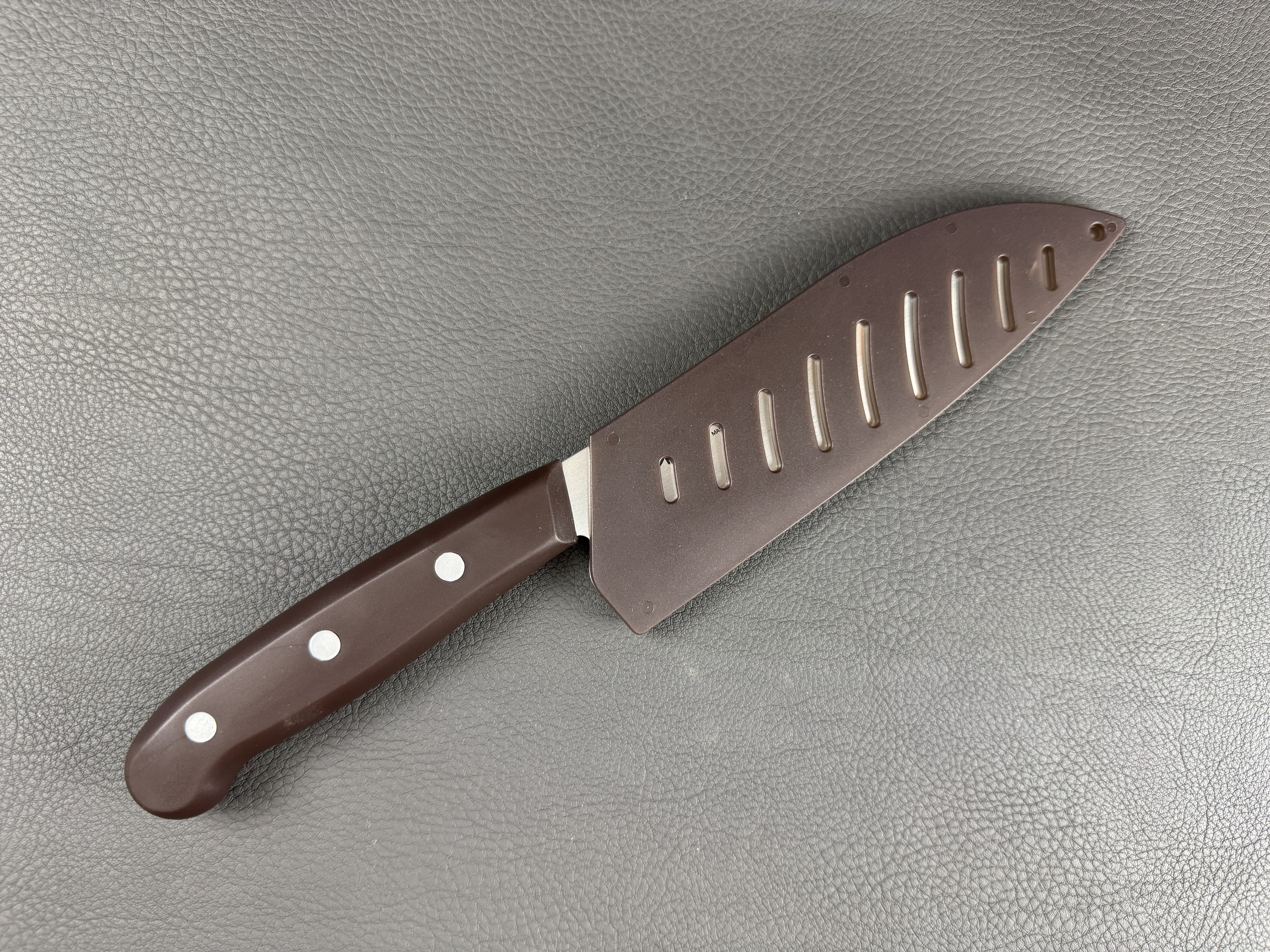 Shimomura Sakurayui Bannou Santoku (universal knife) 165 mm with cover