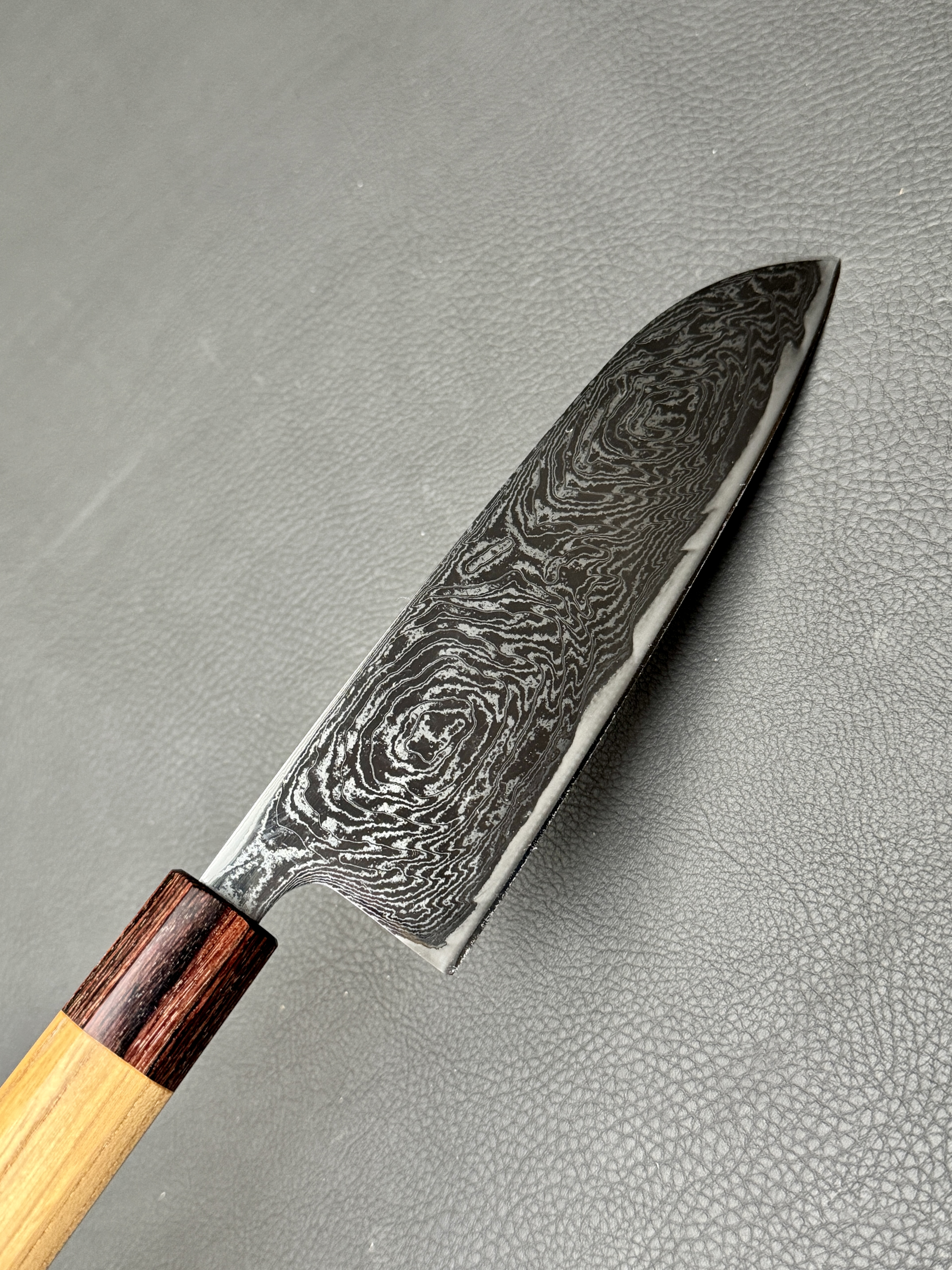 Kagemitsu 竜巻 Tatsumaki, Santoku 165 mm (universeel mes), AUS10 damascus