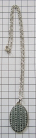 HAN 052 collier verzilverde hanger met Zeeland Schortebont