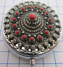 ZKG436-R pillendoosje zeeuwse knop oogjesrand verzilverd met rode emaille