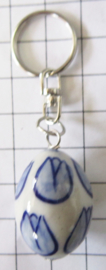 SLE 612 sleutelhanger delftsblauwe ovale tulpenkraal handgeschilderd