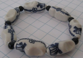ARM 303 armband delftsblauwe klomjes en geheel blauwe tussenkraaltje op elastiek