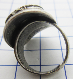 RIN403 ovale ring verzilverd, een maat, met rode emaille en zilverkleurige rand