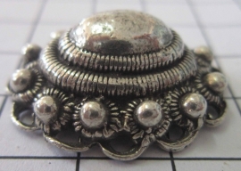  ZB016 ovale Zeeuwse knop met oogjesrand, verzilverd