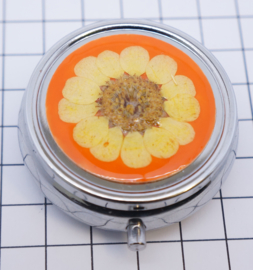 Pillendoosje met spiegeltje en echte gedroogde bloem erin gegoten