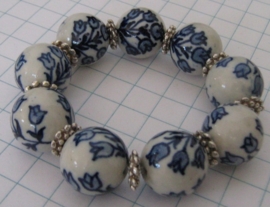 ARM 330 armband delftsblauwe tulpenbos met verzilverde tussenkralen op elastiek
