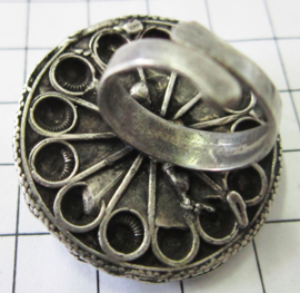 ZKR321 Zeeuwse knop ring bloemvorm, tamelijk groot, verzilverd