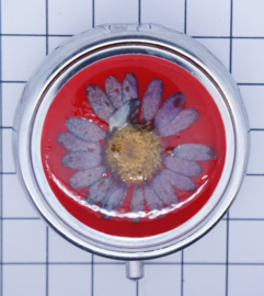 Pillendoosje met spiegeltje en echte gedroogde bloem erin gegoten