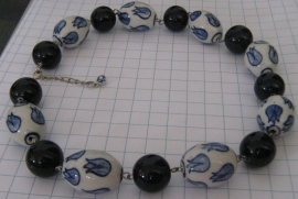 COL 002 collier delftsblauw donkerblauwe en ovale tulpenkralen