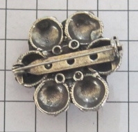 ZKB913 -R  7-Zeeuwse knopjesbroche met rode emaille