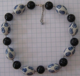 COL 002 collier delftsblauw donkerblauwe en ovale tulpenkralen