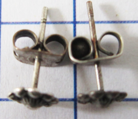 ZKO704 Mini oorstekertjes Zeeuwse knop, heel klein, verzilverd